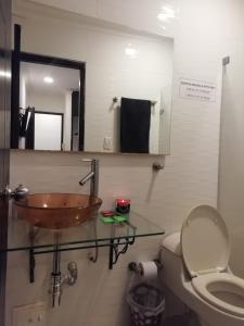 卡塔赫纳Apto amoblado barrio Los Alpes Cartagena的一间带水槽和卫生间的浴室