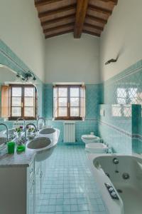 波吉邦西黎莱斯安蒂科博尔戈圣洛伦索酒店的一间带三个水槽、浴缸和卫生间的浴室