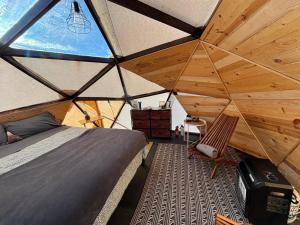 瓦莱Raptor Ranch的一个带一张床和椅子的大帐篷