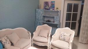 培拉特Villa Kuci, Drobonik Berat的客厅配有两把椅子和一张沙发