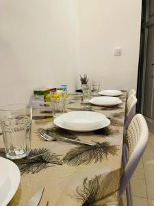 诺维萨德Hostel Green World的餐桌,上面有盘子和玻璃杯