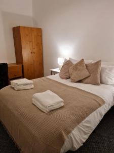 JesmondShortridge Terrace - 1的一间卧室配有一张床,上面有两条毛巾