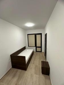 希科尔皮诺夫西St George Apartcomplex的一间卧室配有一张床,铺有木地板