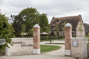 Surville叙尔维尔庄园的通往房屋的大门,上面有生存读市的标志