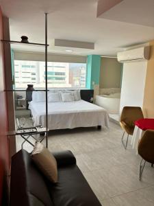 库库塔亚瑟布里奇酒店的一间卧室配有一张床、一张沙发和一个浴缸