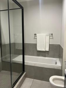 约翰内斯堡The Fitz Apartment的带淋浴、浴缸和卫生间的浴室
