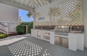 棕榈岛Endless Summer by AvantStay Across From Beach Ocean Views的家庭中的室外厨房
