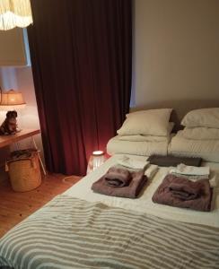 于默奥Centrala stan Hel 2 rums Gästsvit的一间卧室配有两张带毛巾的床