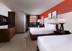 拉斯维加斯Plaza Hotel & Casino的酒店客房设有两张床和大窗户。