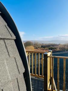 托伯莫里Hidden Hut - Aros View - Tobermory的享有水景的阳台