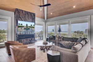 棕榈岛Coastal Harmony by AvantStay Oceanfront Private Pool View的带沙发和壁炉的客厅
