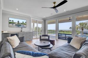 棕榈岛Coastal Harmony by AvantStay Oceanfront Private Pool View的客厅配有沙发和桌子
