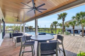 棕榈岛Coastal Harmony by AvantStay Oceanfront Private Pool View的一个带桌椅的海景庭院