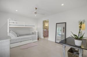 棕榈岛6 on 36th by AvantStay Stunning Private Pool的白色卧室配有床和桌子