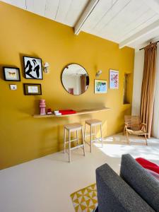 JelsumSPOT Jelsum的客厅设有黄色的墙壁和镜子