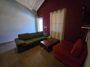 威廉斯塔德库拉索卡特兰公寓的客厅配有沙发和椅子