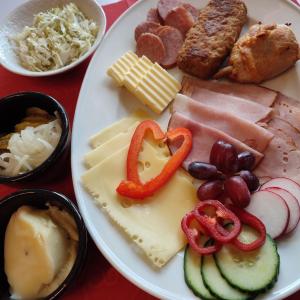 StützengrünBerggasthof Kuhberg的盘子,包括奶酪、肉类和其他食物
