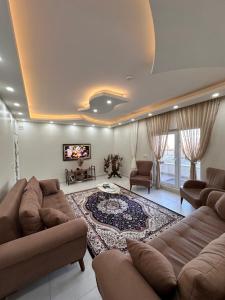 于尔居普Unique villa in Cappadocia的带沙发和电视的大型客厅
