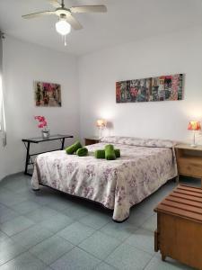 阿尔考斯布里ApartiaBeach Apartamentos的一间卧室配有两张带绿色枕头的床。