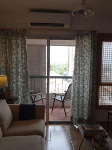 亚松森Best location ! Apt priv de 2 hab c AC Completamente equipado en Asuncion的带沙发的客厅和阳台