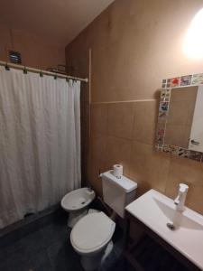 卡法亚特La Morada Hostal的一间带卫生间和水槽的浴室