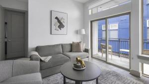 休斯顿Landing Modern Apartment with Amazing Amenities ID1803X06的客厅配有沙发和桌子