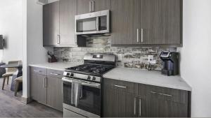 休斯顿Landing Modern Apartment with Amazing Amenities ID1803X06的厨房配有炉灶和微波炉。