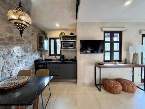 SanteaguedaLoft Amalfi en Val'Quirico的厨房配有餐桌和台面