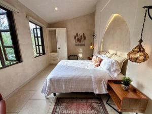 SanteaguedaLoft Amalfi en Val'Quirico的卧室配有床、桌子和窗户。