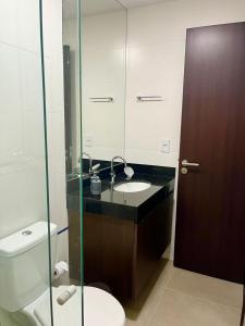 马塞约LIV 404 - Maceió - Ponta Verde的一间带水槽、卫生间和镜子的浴室