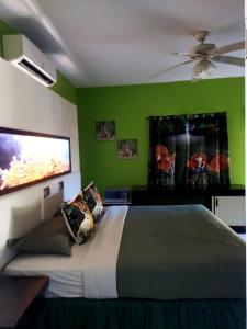Corral SpringCas Bed and Breakfast的一间卧室设有一张带绿色墙壁的大床