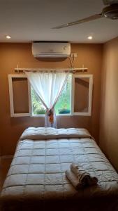 卡法亚特La Morada Hostal的一间卧室设有一张大床和窗户