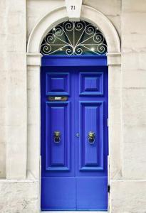 弗洛里亚纳San Francisco Studios Valletta的建筑中一扇蓝色的门,有拱门