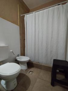 卡法亚特La Morada Hostal的浴室设有卫生间和白色的淋浴帘
