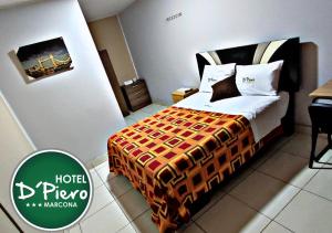 圣胡安HOTEL D'PIERO MARCONA的一间酒店客房,客房内配有一张床