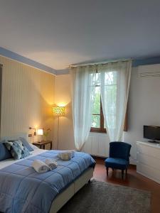 佛罗伦萨Villa Lia - Apartment in Villa with private garden and Pool的一间卧室配有蓝色的床和蓝色椅子