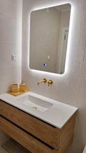 法鲁The Market Square House的浴室设有白色水槽和镜子