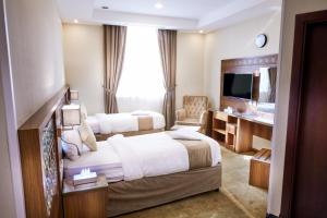 麦加فندق منار التوحيد 2的酒店客房设有两张床和电视。