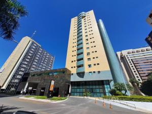 巴西利亚Lets Idea Brasilia Hotel - Flat Particular的一座高大的建筑,两座高大的建筑