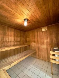 弗农Divya Sutra Plaza and Conference Centre, Vernon, BC的一间带木墙和长凳的桑拿浴室