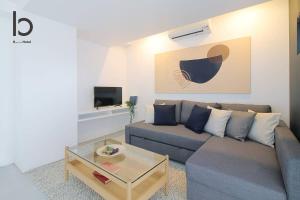 广岛bHOTEL Heiwaodori 601 - New Apt In Famous Hiroshima Dori For 6p的带沙发和咖啡桌的客厅