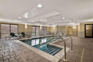 洪美尔斯镇赫梅尔斯敦康福特套房酒店的游泳池,位于酒店客房内