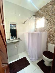 ExtremózCasa em Natal /Extremoz - RN的白色的浴室设有卫生间和水槽。