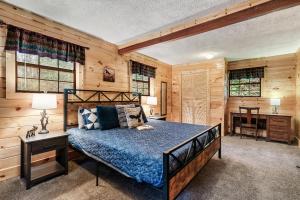 加特林堡The Eagle's Nest Mountain Cabin Gatlinburg的一间卧室配有一张床和一张书桌