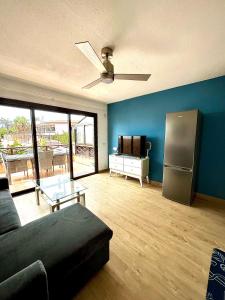 德尔锡伦西奥海岸Sasha Tenerife的带沙发和冰箱的客厅