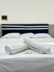 福尔摩沙DEPARTAMENTOS A METROS DE LA UNAF的床上的两条毛巾