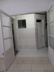 利马HABITACIÓN COMPARTIDA MIXTA EN MIRAFLORES DE FAMILIA CON PRINCIPIOS Y VALOREs的一间空房间,有白色的墙壁和门