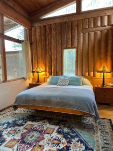 New DenverNew Denver Lodge的一间卧室配有一张床和两张台灯。