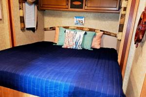 卡沃罗霍Kodesh Vacation Club, Boquerón Campers的卧室配有蓝色的床。