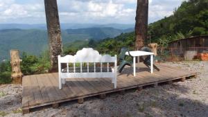 格拉玛多Encosta Dos Pinheiros的木制甲板上的白色长凳和桌子